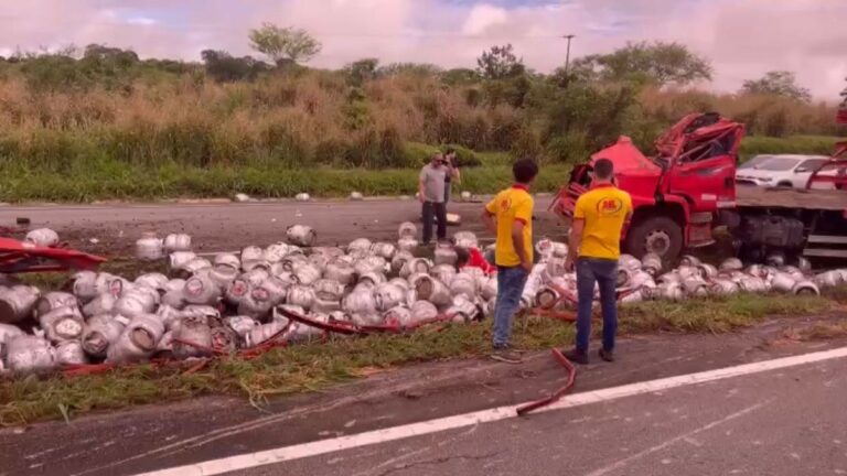 caminhao-com-botijoes-de-gas-de-cozinha-tomba-na-br-230,-na-pb