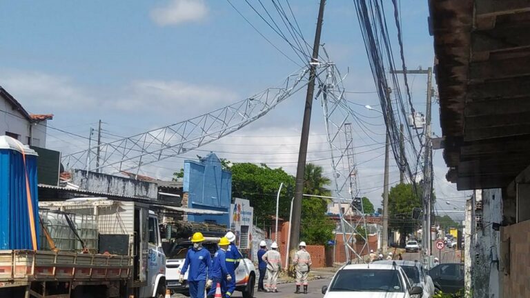 torre-de-telecomunicacao-cai-em-cima-de-fios-e-deixa-25-mil-pessoas-da-grande-joao-pessoa-sem-energia