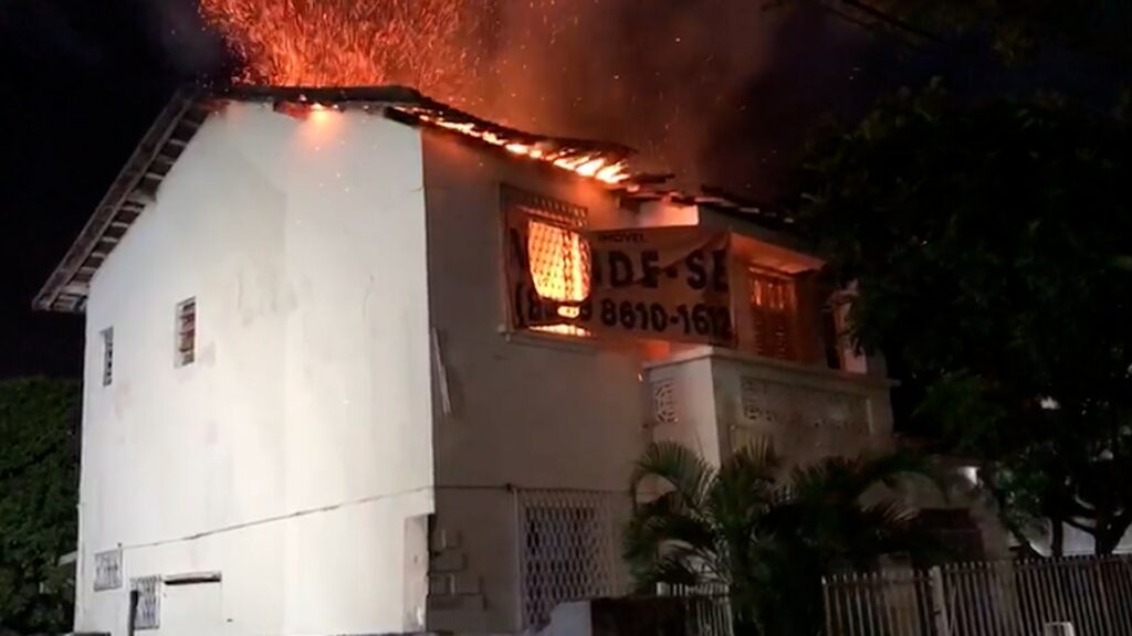 incendio-destroi-parcialmente-o-telhado-de-uma-casa-centenaria-na-principal-avenida-de-joao-pessoa