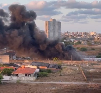 incendio-de-grandes-proporcoes-destroi-veiculos-em-patio-da-prefeitura-de-cabedelo,-na-grande-joao-pessoa