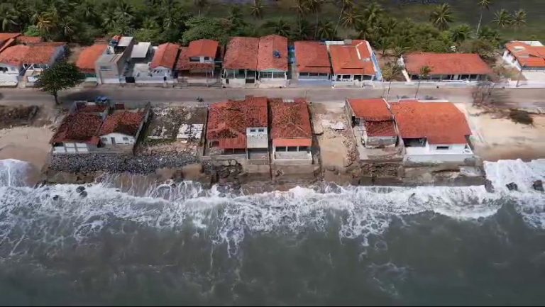 cidade-da-pb-ja-perdeu-mais-de-20-casas-com-a-forca-do-mar;-imagens-de-satelite-mostram-avanco-da-destruicao